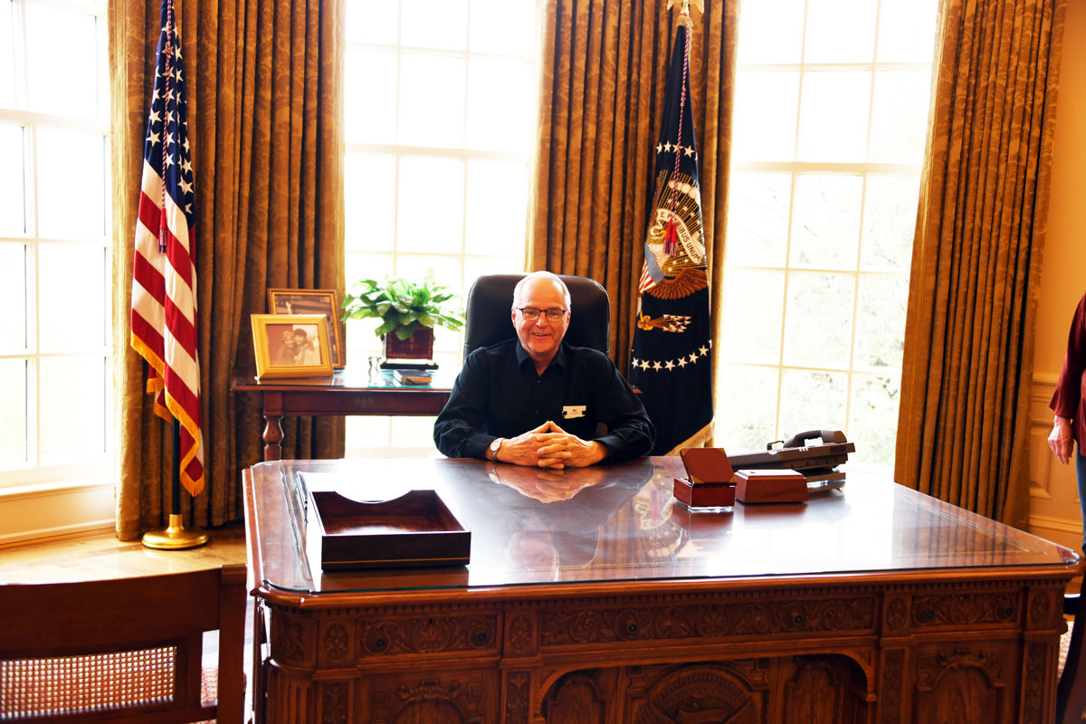 308 Galen Naber in the re-created George W Bush Oval Office.JPG